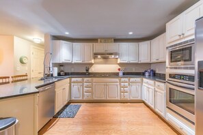 冷蔵庫、電子レンジ、オーブン、コンロ