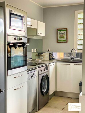 Fridge, microwave, oven, dishwasher - Villa T2 Rhum (Rivière-Pilote)