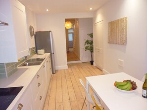 Réfrigérateur, four à micro-ondes, un four, surface de cuisson