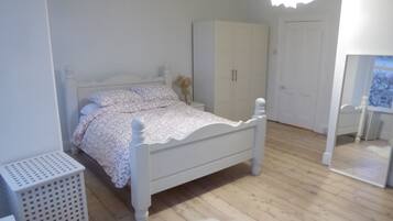 4 bedrooms, iron/ironing board, WiFi, bed sheets