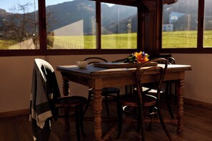 Dining - Errandonea Rural House: Enjoy the environment. (Beintza Labaien)