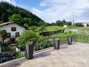 Property grounds - Errandonea Rural House: Enjoy the environment. (Beintza Labaien)