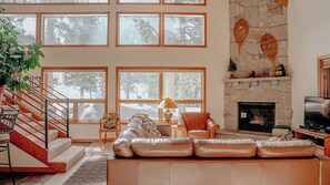 Smart-TV, peis, DVD-spiller og bøker