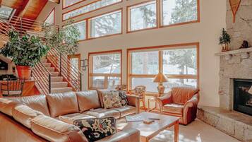 Älytelevisio, takka, DVD-soitin, kirjoja