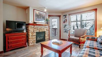 Älytelevisio, takka, DVD-soitin