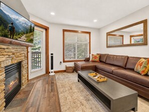 Smart TV, fireplace, DVD player - Powderhorn Suite (with AC unit!) by Cottonwood Lodging (Solitude)