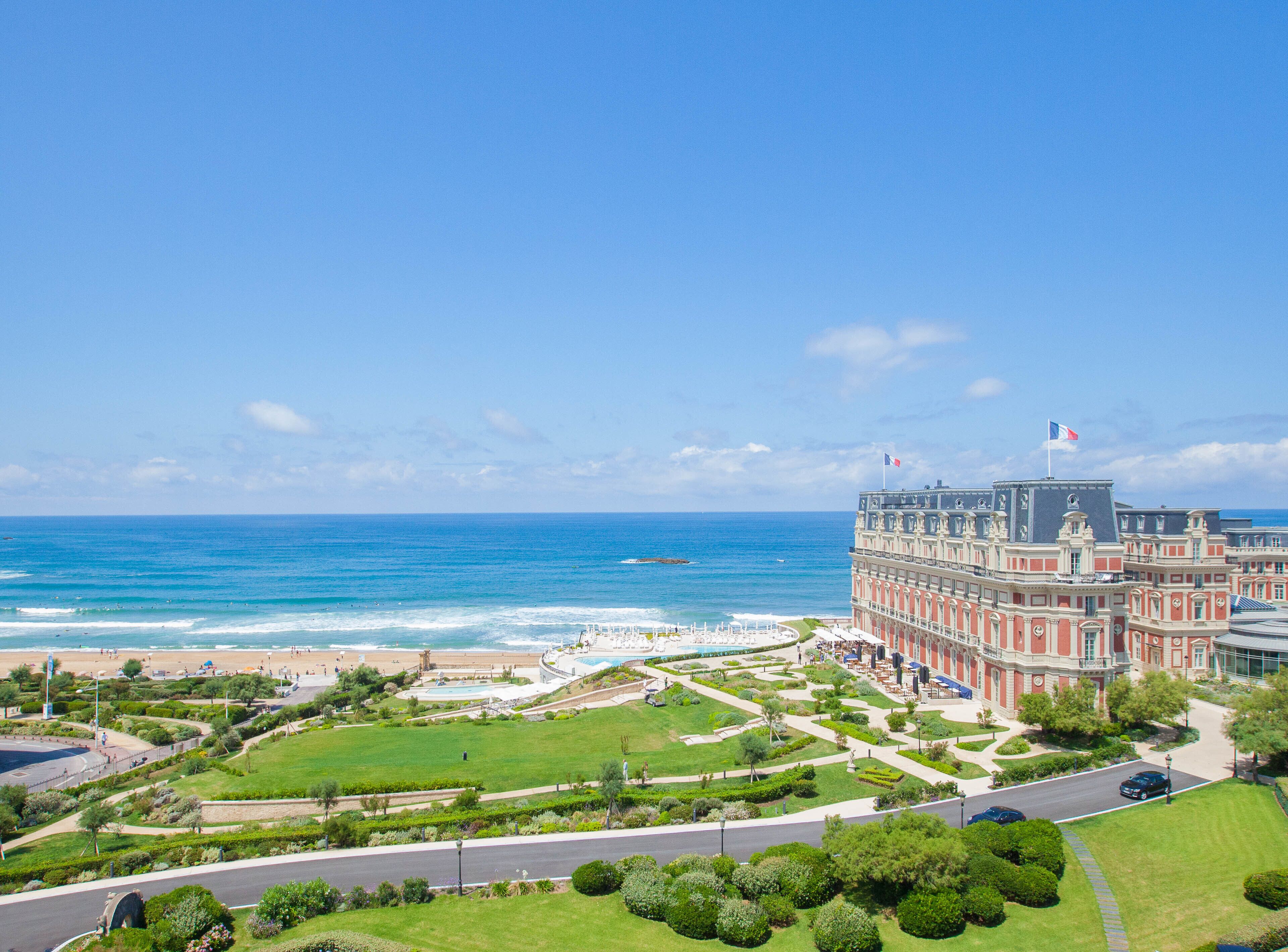 Ein Hotel mit Pool, Strand und Meerblick.