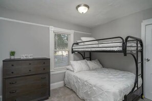 2 bedrooms, desk, iron/ironing board, free WiFi - Vibrant, Historical Escape in Phoebus! (Hampton)