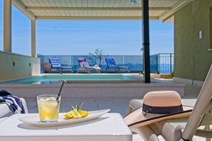 Utendørsbasseng og et oppvarmet basseng