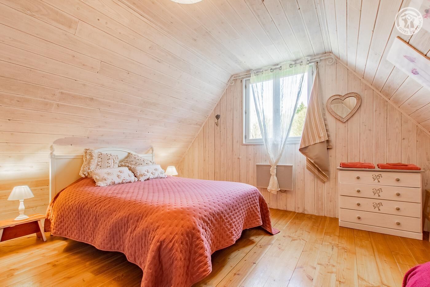 chambre 1 à l'étage avec un lit double et un lit simple