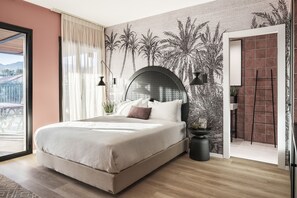 Studio Apartment with Terrace and Plunge Pool | Pengeskab på værelset, mørklægningsgardiner, strygejern/strygebræt