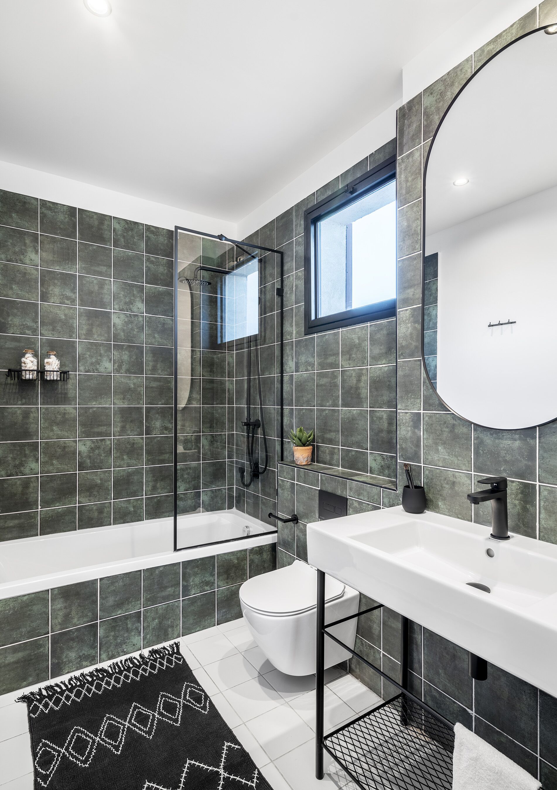 Une salle de bain moderne avec une baignoire, des toilettes et un lavabo.