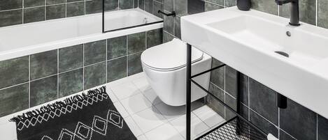 Une salle de bain moderne avec une baignoire, des toilettes et un lavabo.