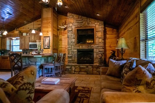 Private Cabin Hideaway Retreat with scenic views - 30 miles from Broken Bow