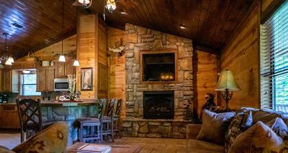 Private Cabin Hideaway Retreat with scenic views - 30 miles from Broken Bow