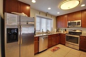 Kühlschrank, Mikrowelle, Herdplatte, Geschirrspüler