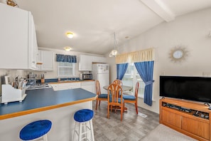 Fridge, microwave, stovetop, dishwasher - Assateague Pointe 2 br/1 ba 2 outdoor pools -in WOC. (Berlin)