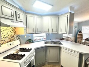 冷蔵庫、電子レンジ、コンロ、食器洗い機