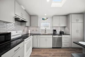 Fridge, microwave, stovetop, dishwasher