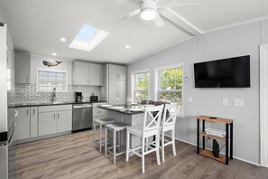 Fridge, microwave, stovetop, dishwasher