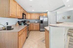 Réfrigérateur, micro-ondes, plaque de cuisson, lave-vaisselle