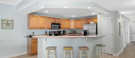 Réfrigérateur, micro-ondes, plaque de cuisson, lave-vaisselle