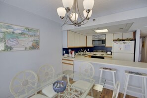 Kylskåp, mikrovågsugn, spishäll och diskmaskin