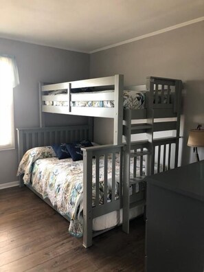 2 chambres, fer et planche à repasser