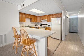 Fridge, microwave, stovetop, dishwasher