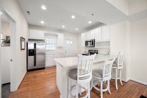 Réfrigérateur, micro-ondes, plaque de cuisson, lave-vaisselle