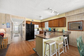 Kühlschrank, Mikrowelle, Herdplatte, Geschirrspüler