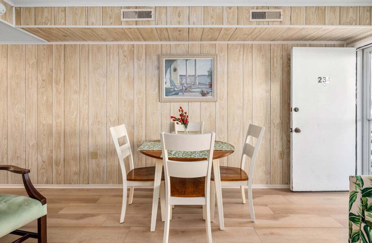 Cute little 1 br/1bath condo, bayside @37th St. Easy walk to beach, has outdoor pool. Price is right!