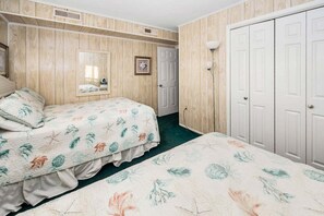 1 quarto, ferros/tábuas de passar roupa