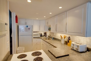 Fridge, microwave, stovetop, dishwasher