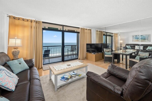 Living area - 2 br / 1 ba on the 13th floor of the Fountainhead Towers. 2 private balconies, outdoor pool. (Ocean City)