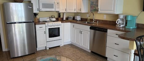 Fridge, microwave, stovetop, dishwasher