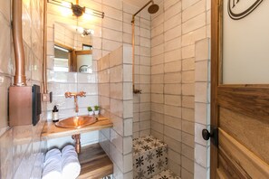 Shower, hair dryer, towels, soap - Designer Provenza Flat (Medellín)