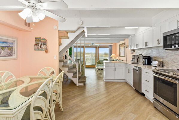 Réfrigérateur, micro-ondes, plaque de cuisson, lave-vaisselle