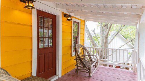 Historic Yellow Hotel, Private Romantic Getaway