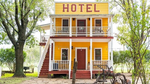 Historic Yellow Hotel, Private Romantic Getaway