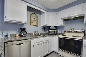 Réfrigérateur, micro-ondes, plaque de cuisson, lave-vaisselle