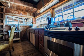 Kühlschrank, Mikrowelle, Wasserkocher mit Kaffee-/Teezubehör