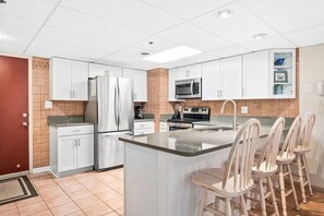 Fridge, microwave, stovetop, dishwasher