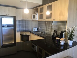 Refrigerador, microondas, horno, placa de cocina