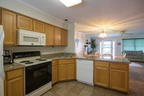 Fridge, microwave, stovetop, dishwasher - Sandy Pause A - 3br townhouse, oceanblock, in great midtown location. (Ocean City)
