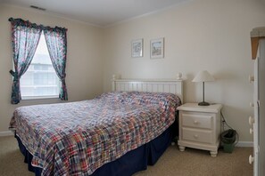 3 bedrooms, iron/ironing board - Sandy Pause B - 3 br townhome, oceanblock, in great mid town location. (Ocean City)