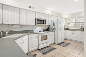 Réfrigérateur, micro-ondes, plaque de cuisson, lave-vaisselle