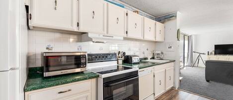 Kühlschrank, Mikrowelle, Herdplatte, Geschirrspüler