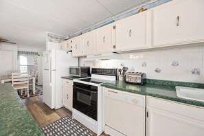 Køleskab, mikrobølgeovn, kogeplade, opvaskemaskine