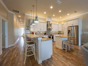 冷蔵庫、電子レンジ、オーブン、コンロ